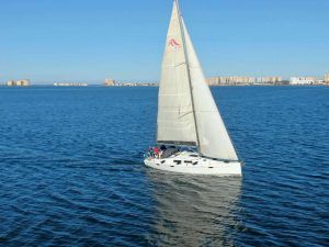 velero blanco navegando