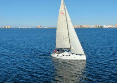 velero blanco navegando