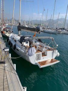 velero amarrado en el puerto