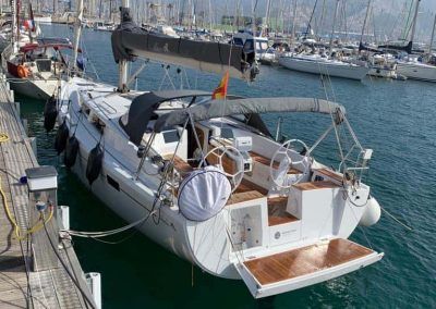 velero amarrado en el puerto