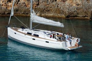 velero blanco fondeado