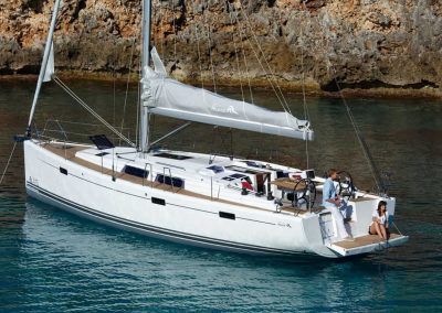 velero blanco fondeado
