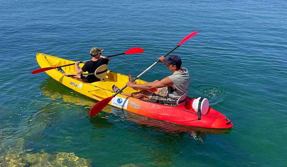 kayak navegando con dos personas